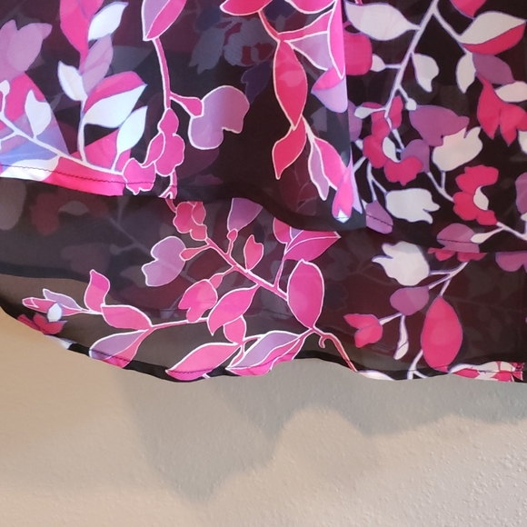 Flowey Floral Sleeveless Blouse - Picture 2 of 6